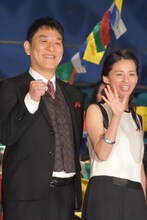 左からピエール瀧、尾野真千子。