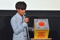 撮影でも使用された抽選箱を紹介する北村匠海。