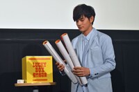 当選者へサイン入りポスターをプレゼントする北村匠海。