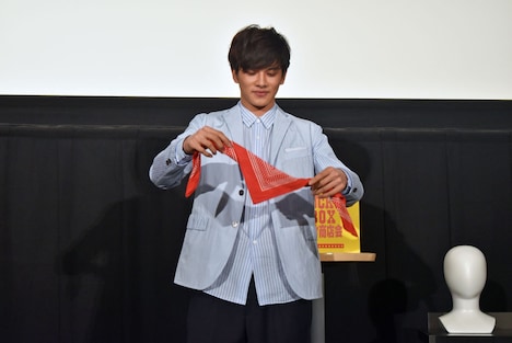 スカーフを巻くためイメージトレーニングする北村匠海。