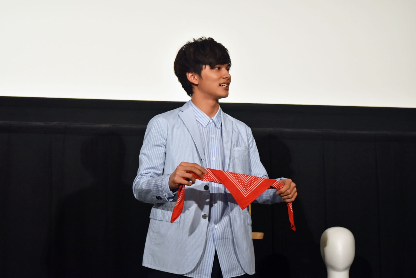 スカーフを巻くためイメージトレーニングする北村匠海。