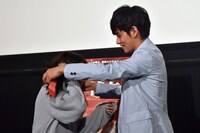 当選者の首にスカーフを巻く北村匠海。