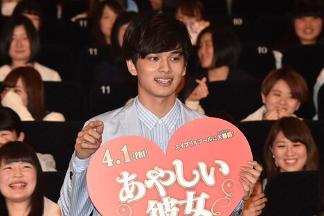 自分の方ばかりを見ているファンに、カメラを向くよう注意する北村匠海。