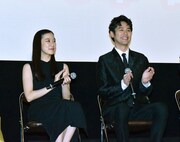 蒼井優（左）と妻夫木聡（右）。