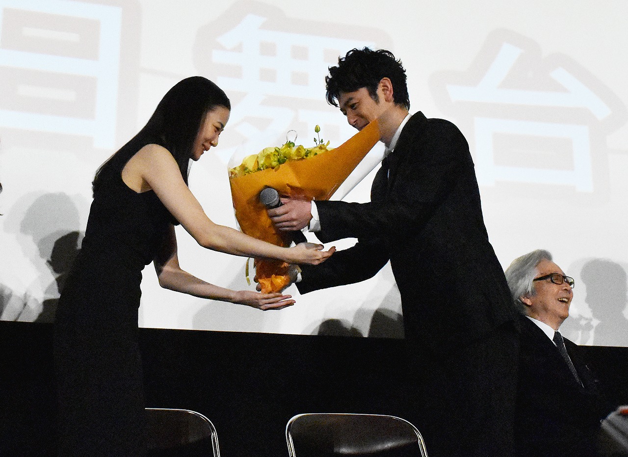 花束を手渡す妻夫木聡（右）と蒼井優（左）。
