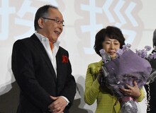 橋爪功（左）と吉行和子（右）。