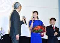 西村雅彦（左）のコメントにがっかりする夏川結衣（中央）と中村鷹之資（右）。