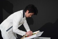 特大ホワイトチョコレートに、チョコペンでサインを入れる藤原竜也。