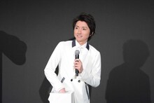 特大ホワイトチョコレートを贈呈する観客を抽選で選ぶ藤原竜也。