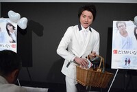 観客にチョコレートを配り歩く藤原竜也。