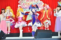 キュアミラクルとキュアマジカルに声を当てる高橋李依（左）と堀江由衣（右）。