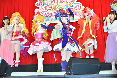 キュアミラクルとキュアマジカルに声を当てる高橋李依（左）と堀江由衣（右）。