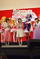 左から高橋李依、新妻聖子、堀江由衣。