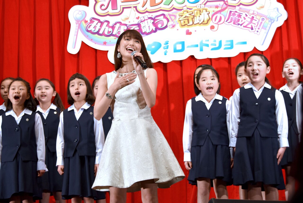 子供合唱団とともに劇中歌を披露する新妻聖子。