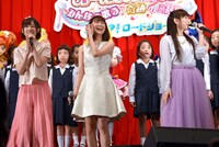 新妻聖子（中央）の歌声に感激する高橋李依（左）と堀江由衣（右）。