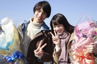 「ぼくは明日、昨日のきみとデートする」クランクアップ時の様子。左から福士蒼汰、小松菜奈。