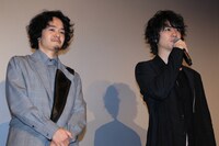左から池松壮亮、斎藤工。