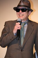 挨拶で「もしもし」と話し始めてしまい、笑う矢崎仁司。