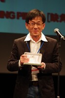 「欠けてる一族」の監督、ジャン・フォンホン。