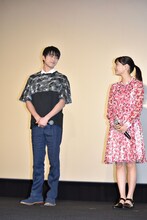 左から真剣佑、広瀬すず。