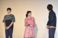 司会が「撮影現場を振り返って……」と話し始めると、実際に後ろを振り返った野村周平。