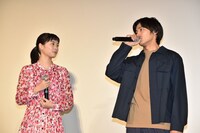 広瀬すず（左）へホワイトデーのプレゼントをあげていないことを問い詰められ、「家に届いてるかもしれないじゃん！」と言い張る野村周平（右）。