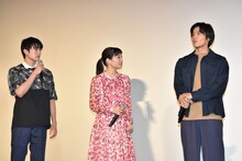 広瀬すずにホワイトデーのプレゼントをあげていないことを問い詰められ、「（広瀬から）バレンタイン、もらってないもん」と言い張る野村周平（右）。