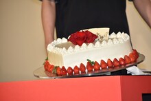 真剣佑がデコレーションしたケーキ。