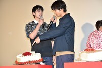 真剣佑（左）のケーキに難癖を付ける野村周平（右）。