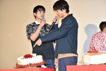 真剣佑（左）のケーキに難癖を付ける野村周平（右）。