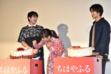 迷うことなく真剣佑のケーキを選んだ広瀬すず（中央）。