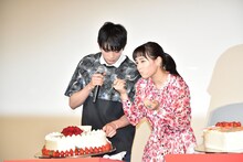 迷うことなく真剣佑のケーキを選んだ広瀬すず（右）。
