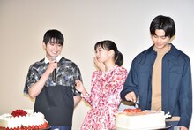 いじけて自分のケーキを食べようとする野村周平（右）。