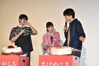 どちらのケーキも食べようとする広瀬すずに、「（ケーキが）かわいそうだろ！ 選んだんだからそっちを全部食えよ！」と怒った野村周平（右）。