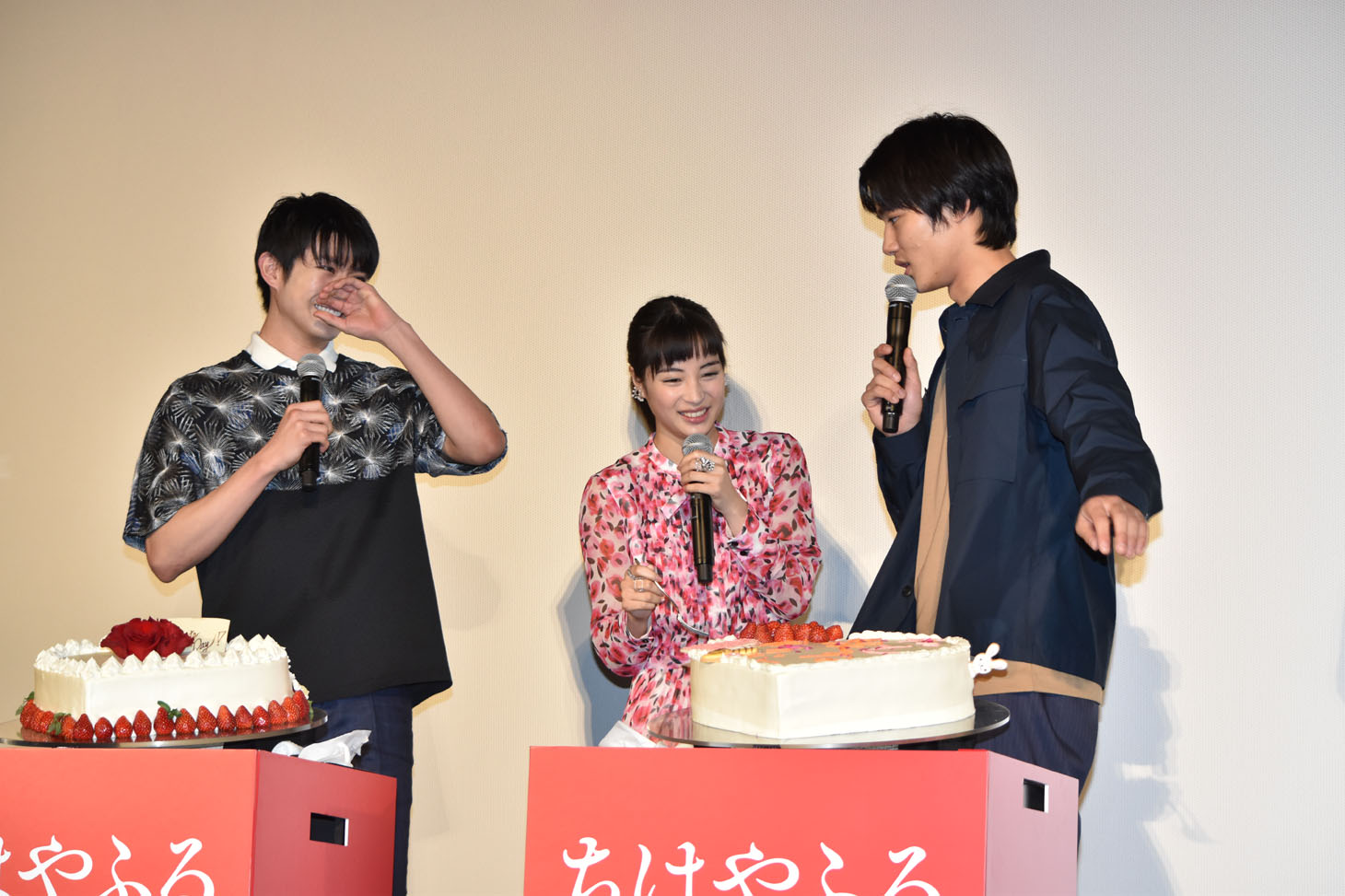 どちらのケーキも食べようとする広瀬すずに、「（ケーキが）かわいそうだろ！ 選んだんだからそっちを全部食えよ！」と怒った野村周平（右）。
