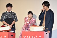 野村周平のケーキも試食した広瀬すず（中央）。