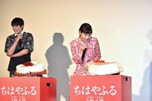 野村周平のケーキに書かれていた「ずっと見てるからね」というメッセージに驚く広瀬すず（右）。