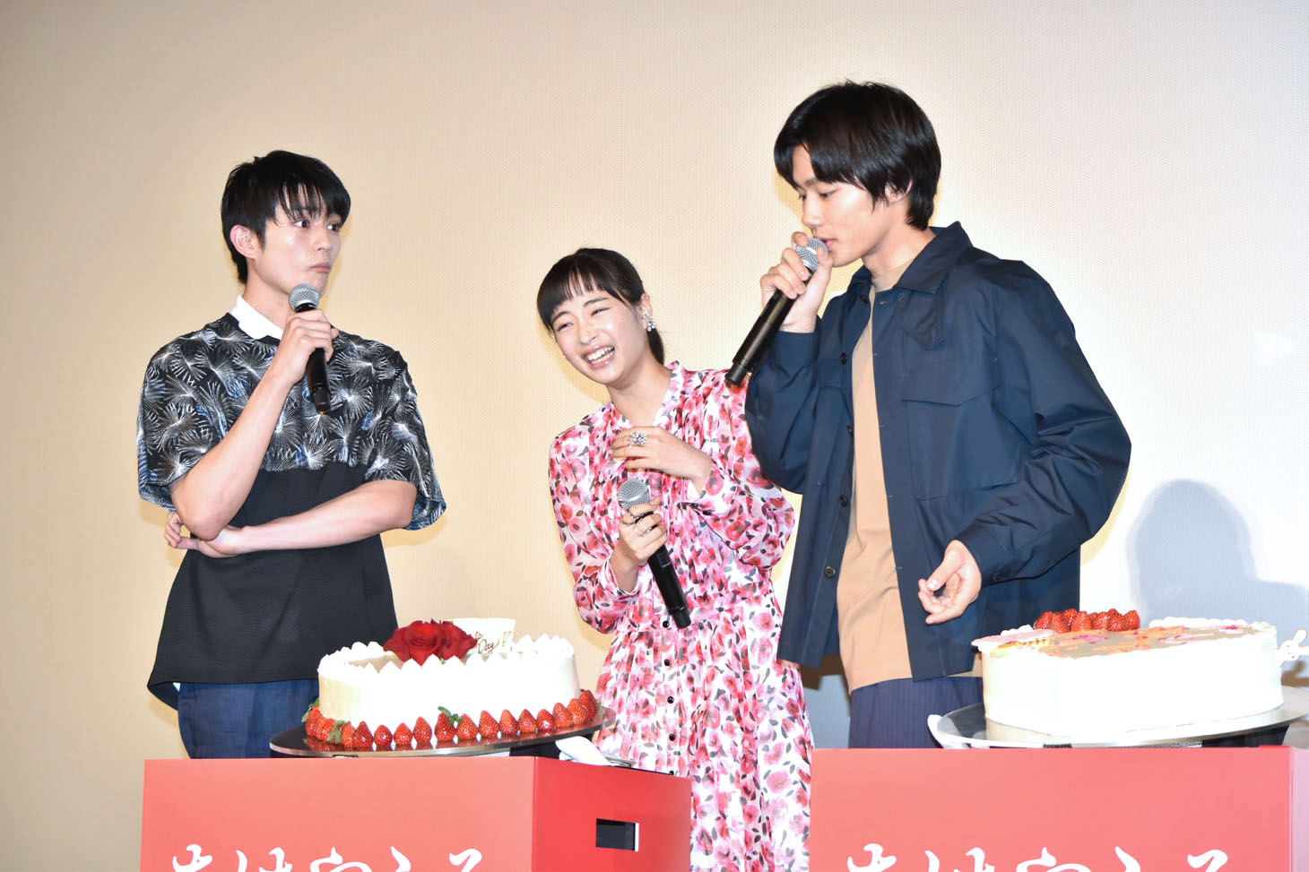 真剣佑のケーキに難癖を付ける野村周平（右）。