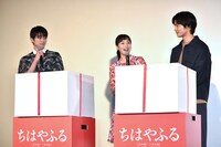 会場にケーキの入った箱が運び込まれた様子。