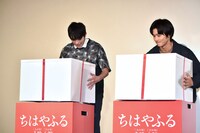 ケーキの箱を開けようとする真剣佑（左）と野村周平（右）。