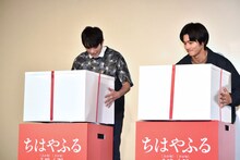 ケーキの箱を開けようとする真剣佑（左）と野村周平（右）。