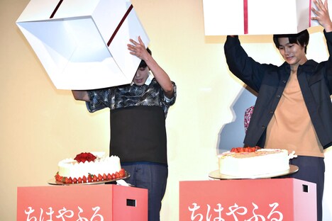 ケーキお披露目の様子。左が真剣佑、右が野村周平のケーキ。