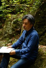 「岸辺の旅」監督の黒沢清。