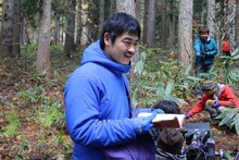 「滝を見にいく」監督の沖田修一。