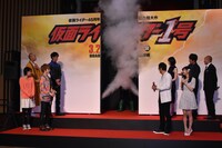 エンジン音が鳴り響き、バックパネルが開くと……。