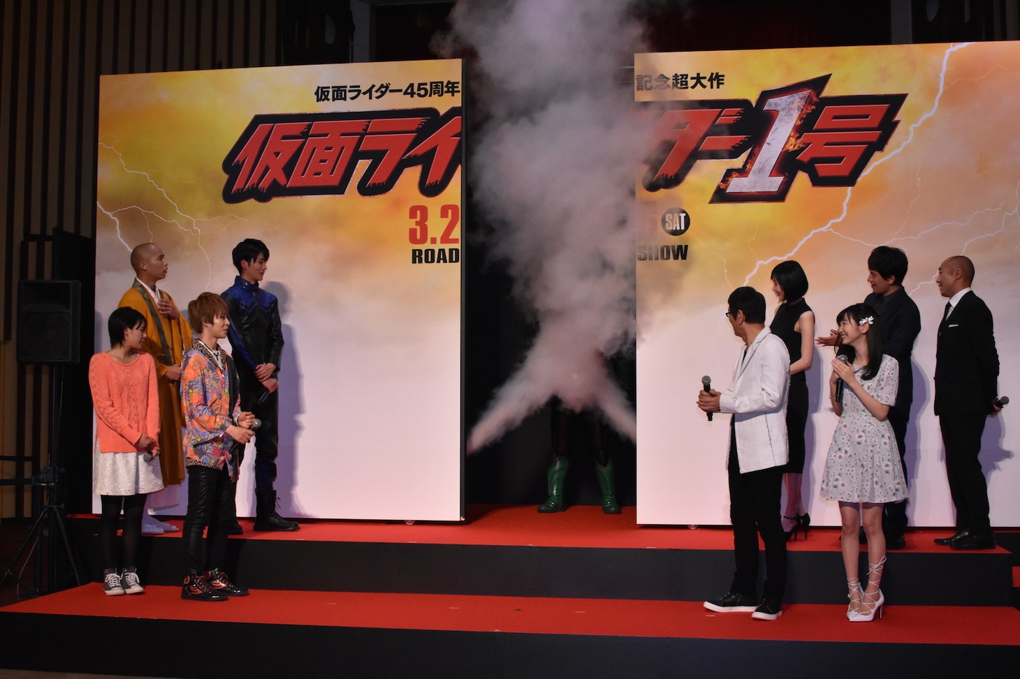 エンジン音が鳴り響き、バックパネルが開くと……。