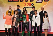 上段左より柳喬之、山本涼介、長澤奈央、阿部力、武田幸三。下段左より大沢ひかる、西銘駿、藤岡弘、、大杉漣、岡本夏美。