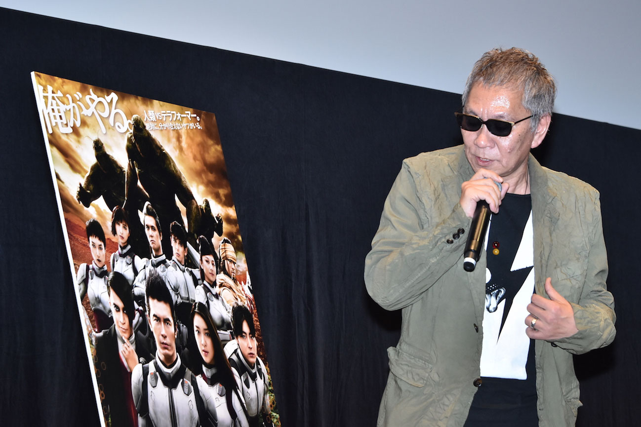 「テラフォーマーズ」について説明する三池崇史。