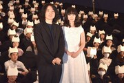 「リップヴァンウィンクルの花嫁」完成披露イベントにて、岩井俊二（左）、黒木華（右）と劇中に登場する“ねこかんむり”を被った観客。