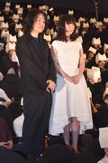 左から岩井俊二、黒木華。